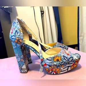 Jessica Simpson Pisila ankle strap, peep toe platform in blue print